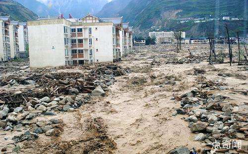 汶川泥石流 一消防员牺牲 灾害已致9人遇难，3