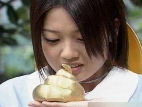 日本人吃屎是真的吗?少女吃大便现拉现吃