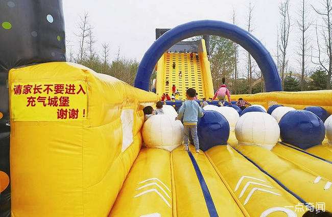 充气城堡被吹上天 3个儿童被抛出遭受重伤
