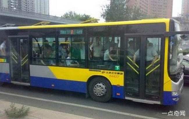 孩子公交车上大便 乘客抱怨反被怼
