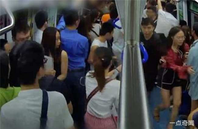 地铁喊趴下引恐慌 为拍视频如此没有底线