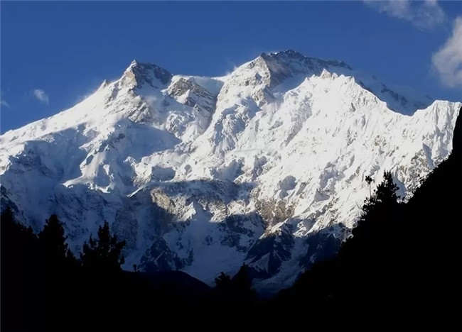 世界上最高的山峰 珠穆朗玛峰海拔高达8868米