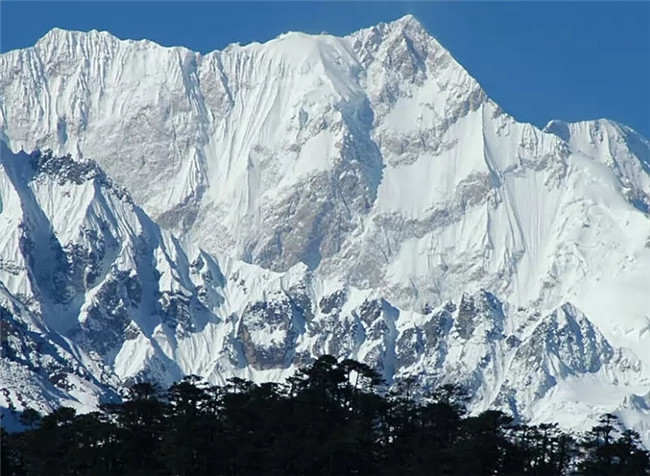 世界上最高的山峰 珠穆朗玛峰海拔高达8868米