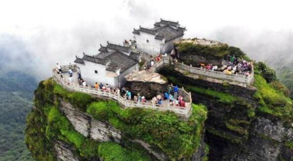 中国最惊险寺庙：梵净山上悬在2493米的寺庙，一座桥连接两座山