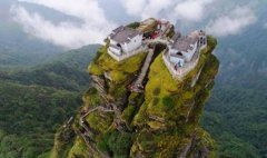 中国最惊险寺庙：梵净山上悬在2493米的寺庙，一座桥